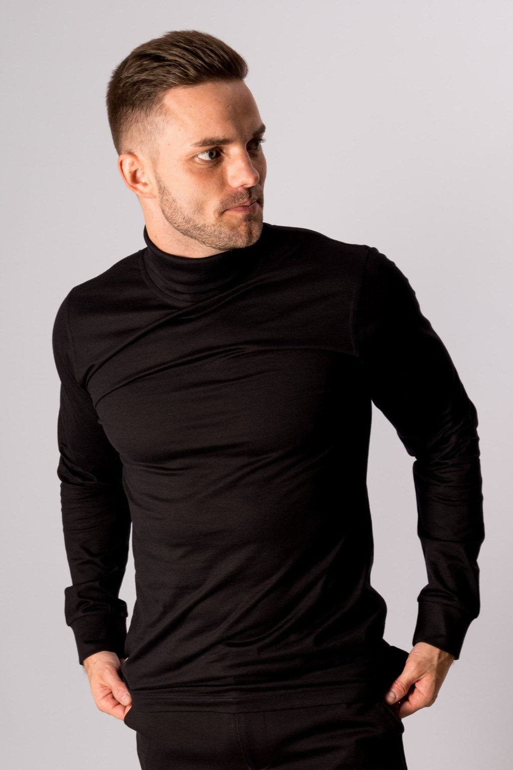 Svart Turtleneck Klassiskt och Stilrent for Man