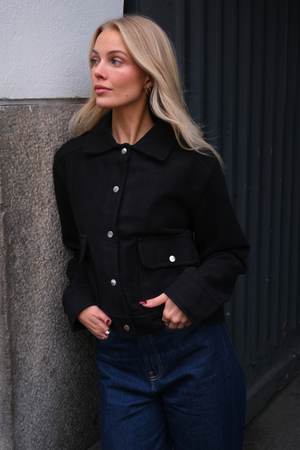 Adela Jacka - Svart