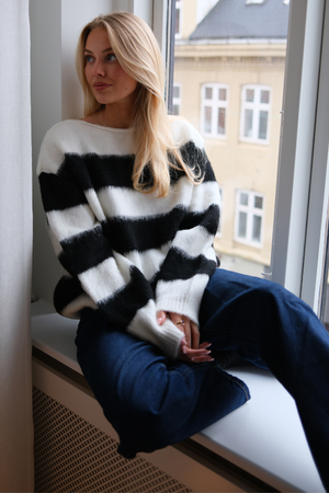 Celina Randig Stickad Tröja - Vit-Svart