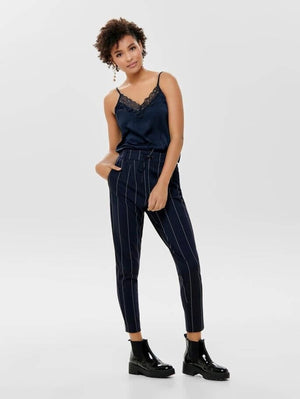 Topp med spetsdetaljer - Sky Captain