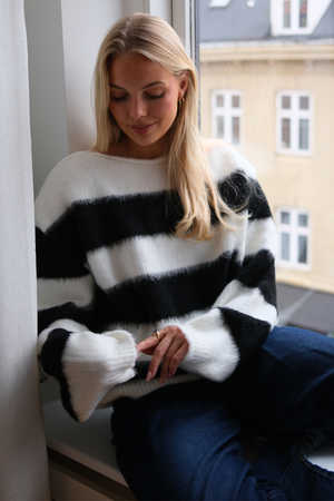 Celina Randig Stickad Tröja - Vit-Svart