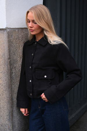 Adela Jacka - Svart