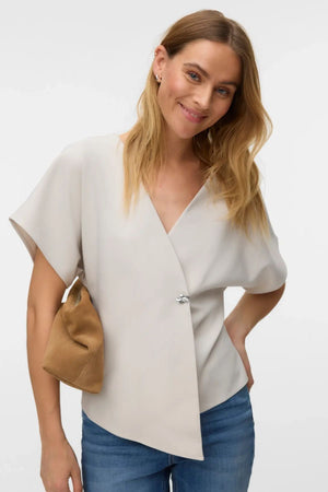 Sonja V-Neck Topp - Pumice Stone/Silverknappar