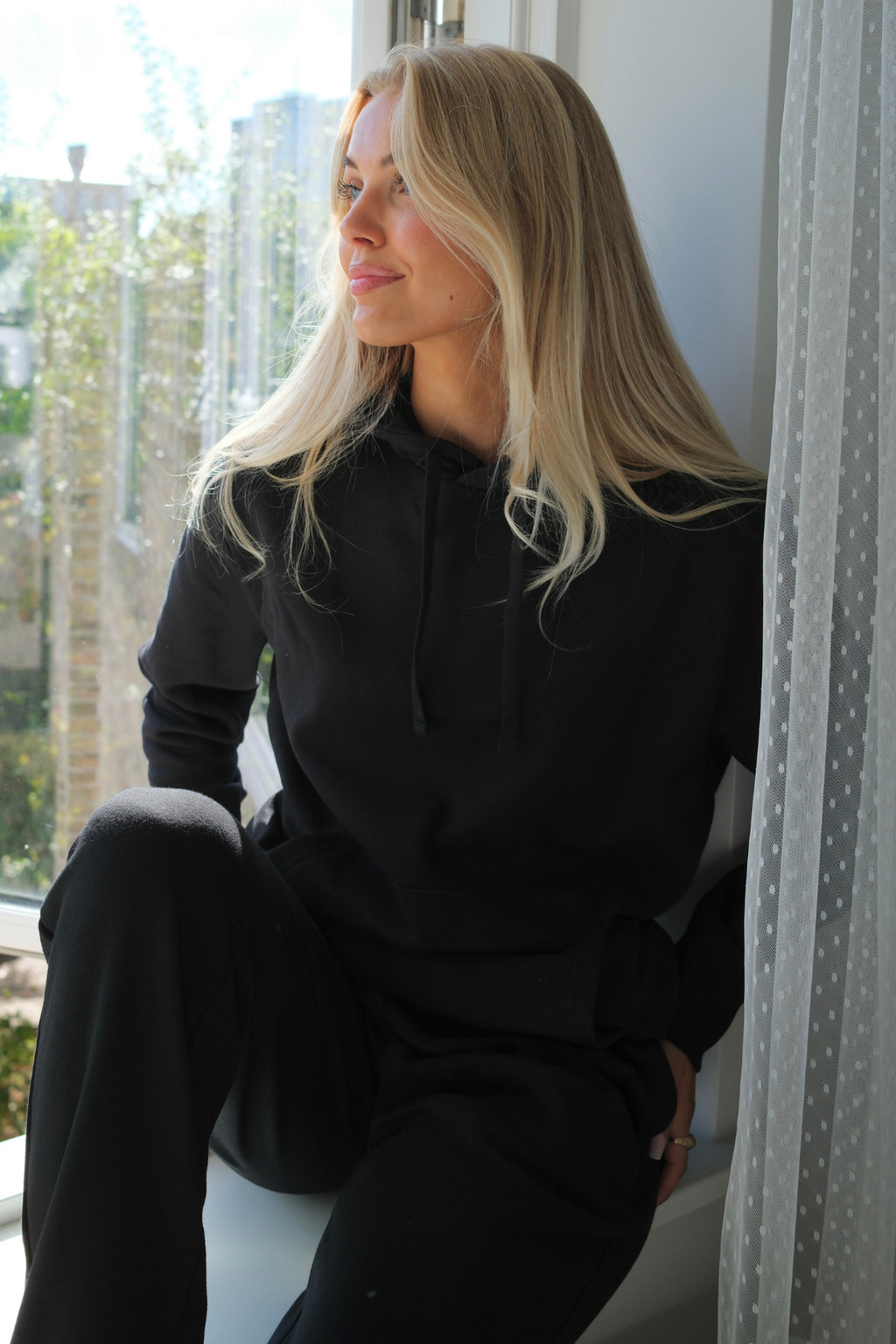 Essential Hoodie - Svart