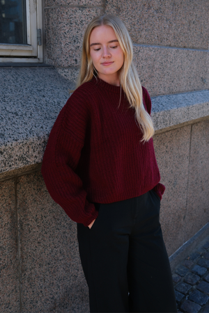 Gabriela Stickad Tröja - Vinröd