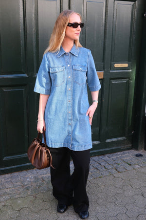 Fenja Kort Denimklänning - Mellanblå Denim