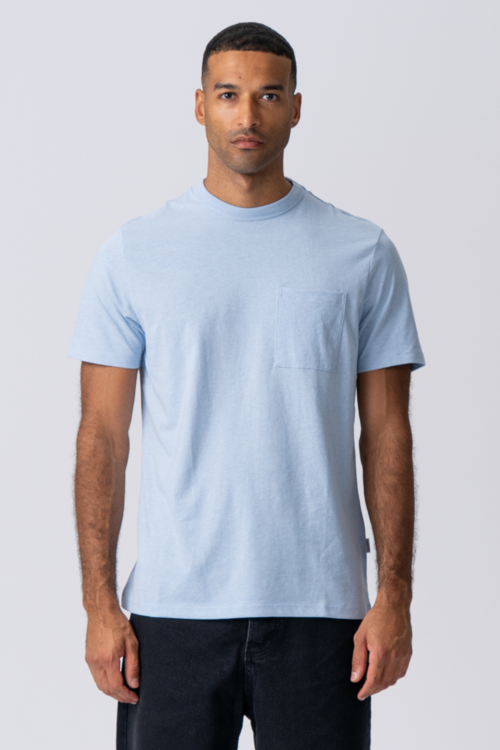 T-shirt med ficka - Ljusblå