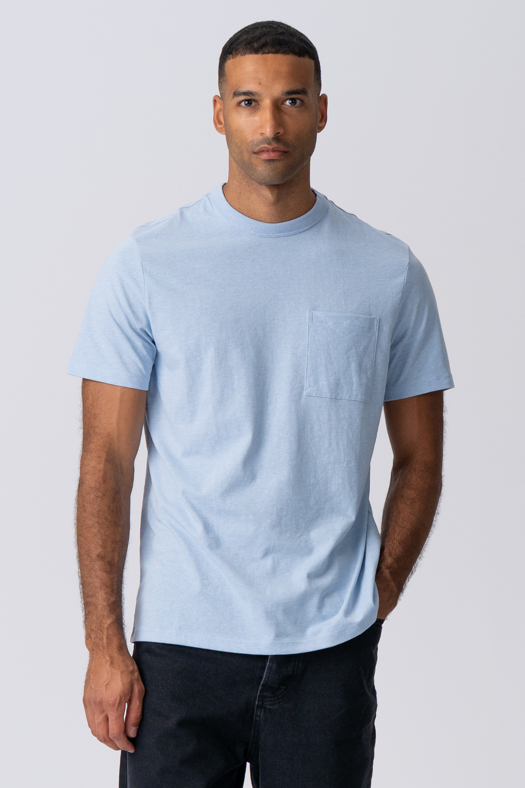 T-shirt med ficka - Ljusblå