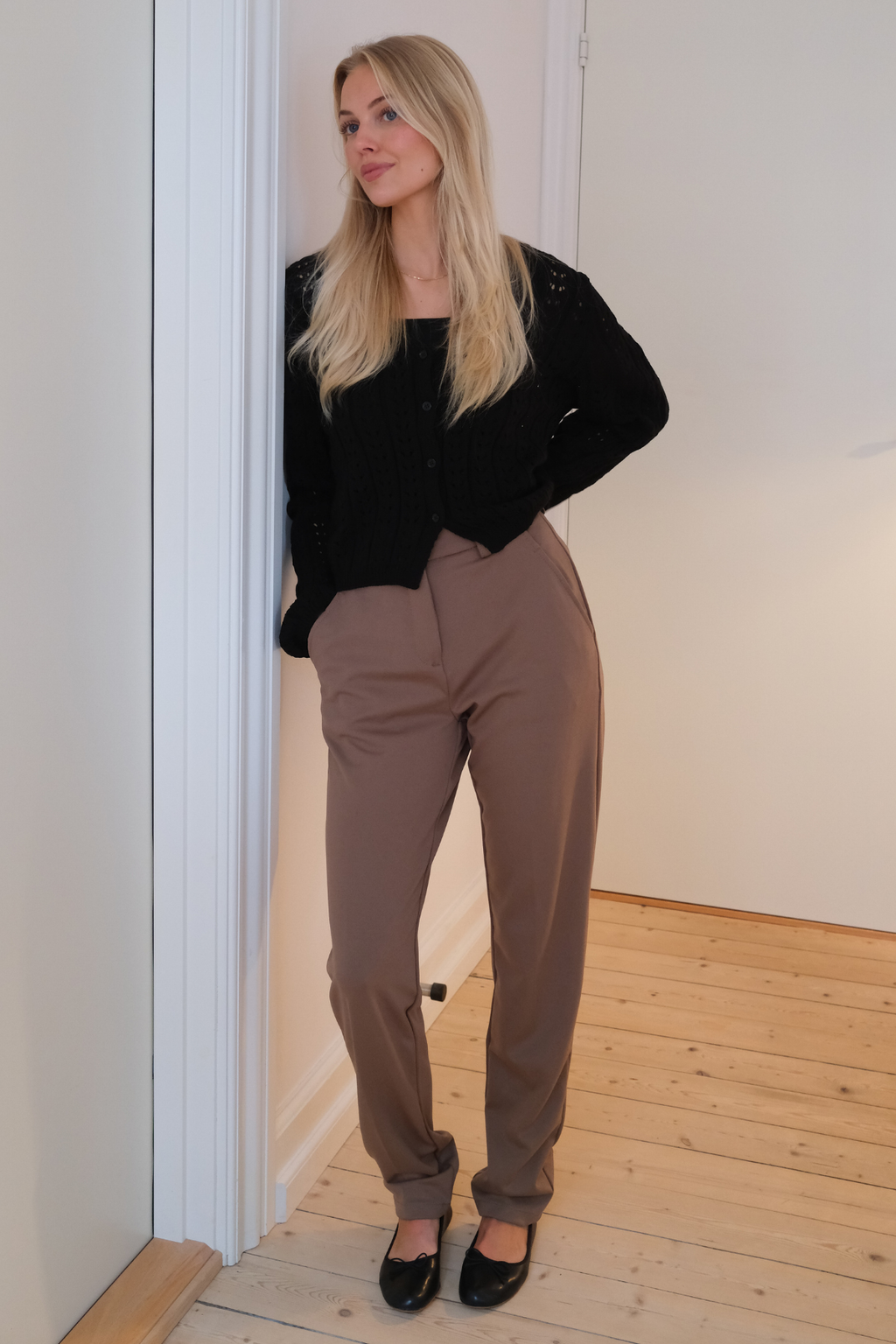 Virginia Stickad Kofta - Svart