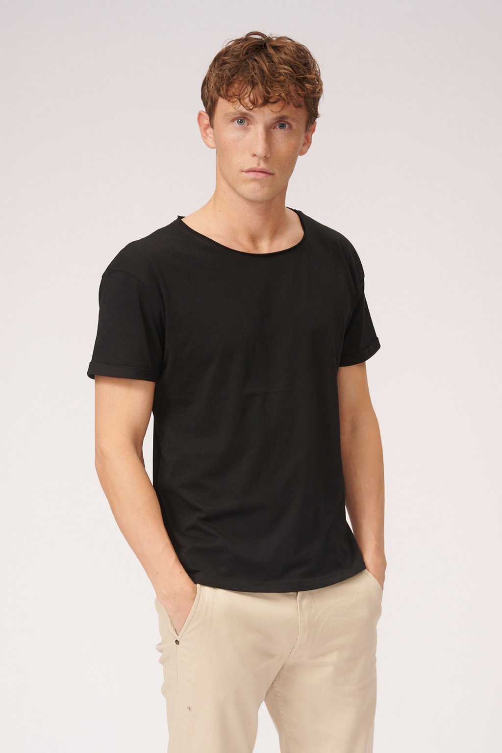 Djup Neck T-shirt - Svart