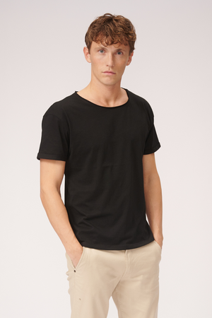 Djup Neck T-shirt - Svart